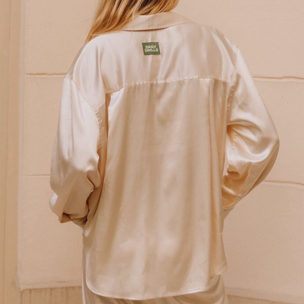 Daily Drills Champagne Button Down Long Sleeve Satin Resort Top Size XS/Sm - Picture 3 of 8